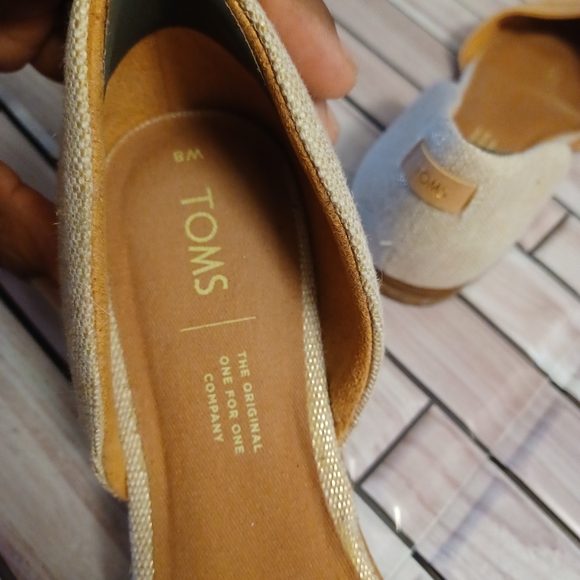 Tom's women's slip-on ship slippers size 8 and color. - Picture 6 of 8